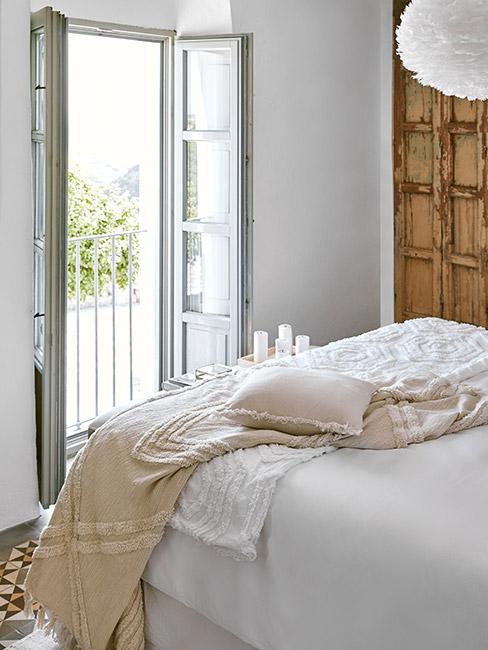 mała sypialnia z widokiem na drzewa