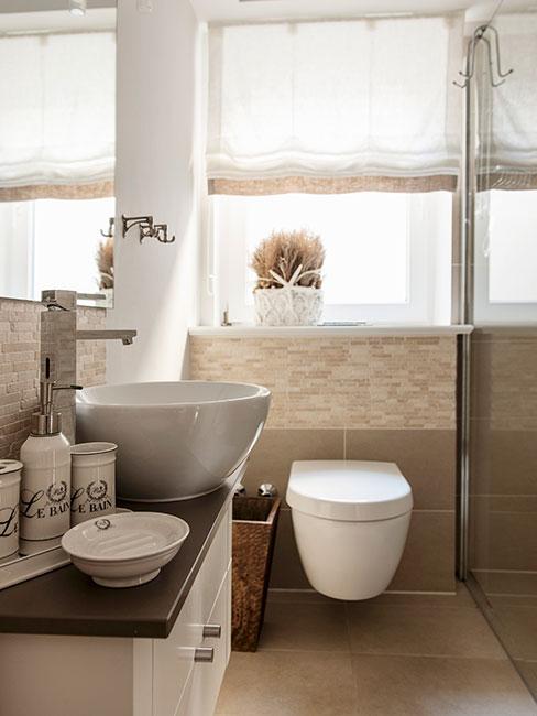 beżowa łazienka w stylu famhouse z ceramicznymi pojemnikami