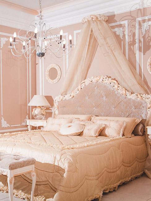 Sypialnia w kolorze łososiowym, łóżko, pościel, ściany, lampka nocna w jednym kolorze