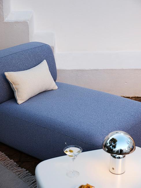 niebieska leżanka na balkon lub taras