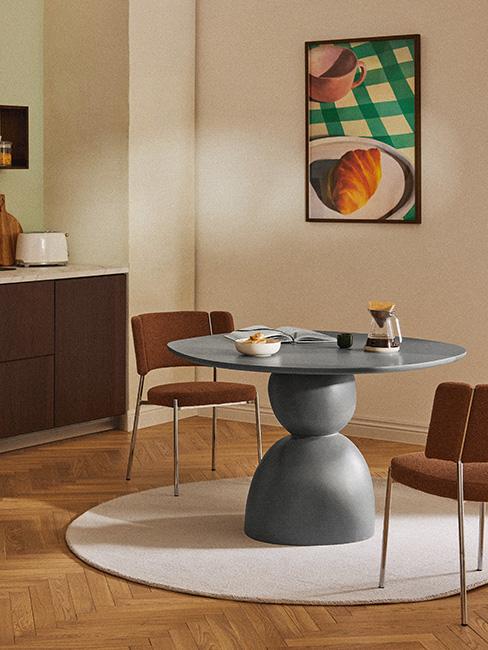 Okrągły niebieski stół w jadalni w styli mid century modern