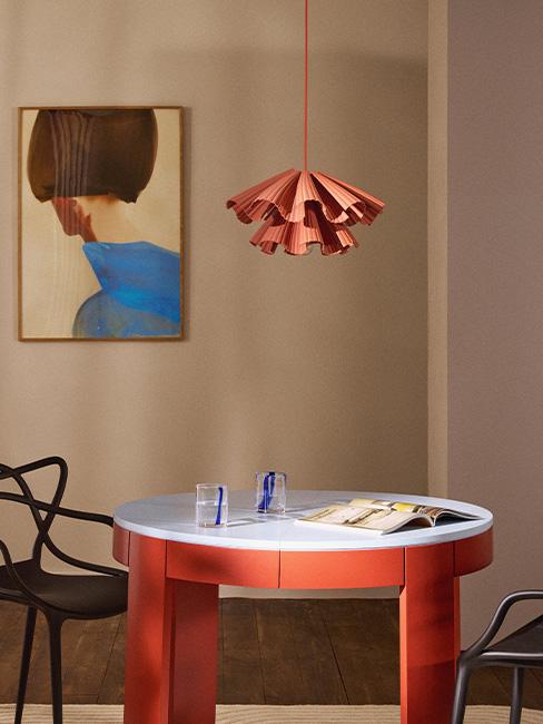 czerwony stół i lampa wisząca keani