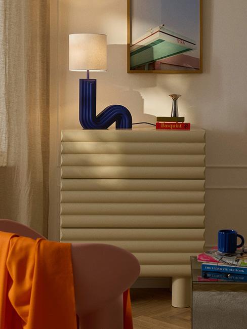 retro komoda i lampa stołowa