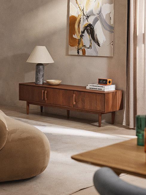 niska komoda w salonie retro