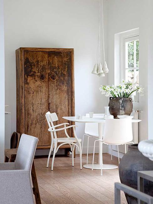 Salon z szafą w stylu vintage