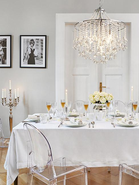 Jadalnia z dużym żyrandolem w stylu transitional