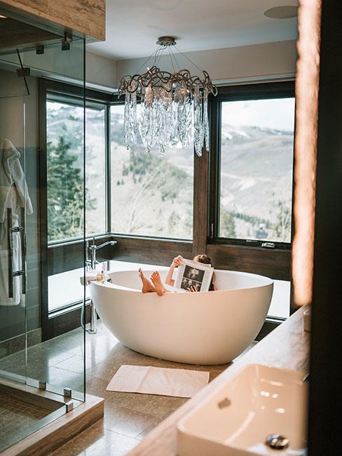 Łazienka w stylu transitional z wolnostojącą wanną