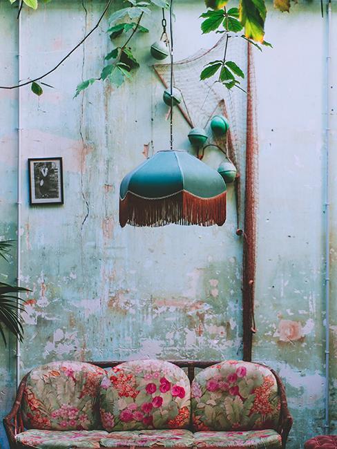 salon z wypłowiałą ścianą z betonu i lampą z aksamitu w stylu art nouveau