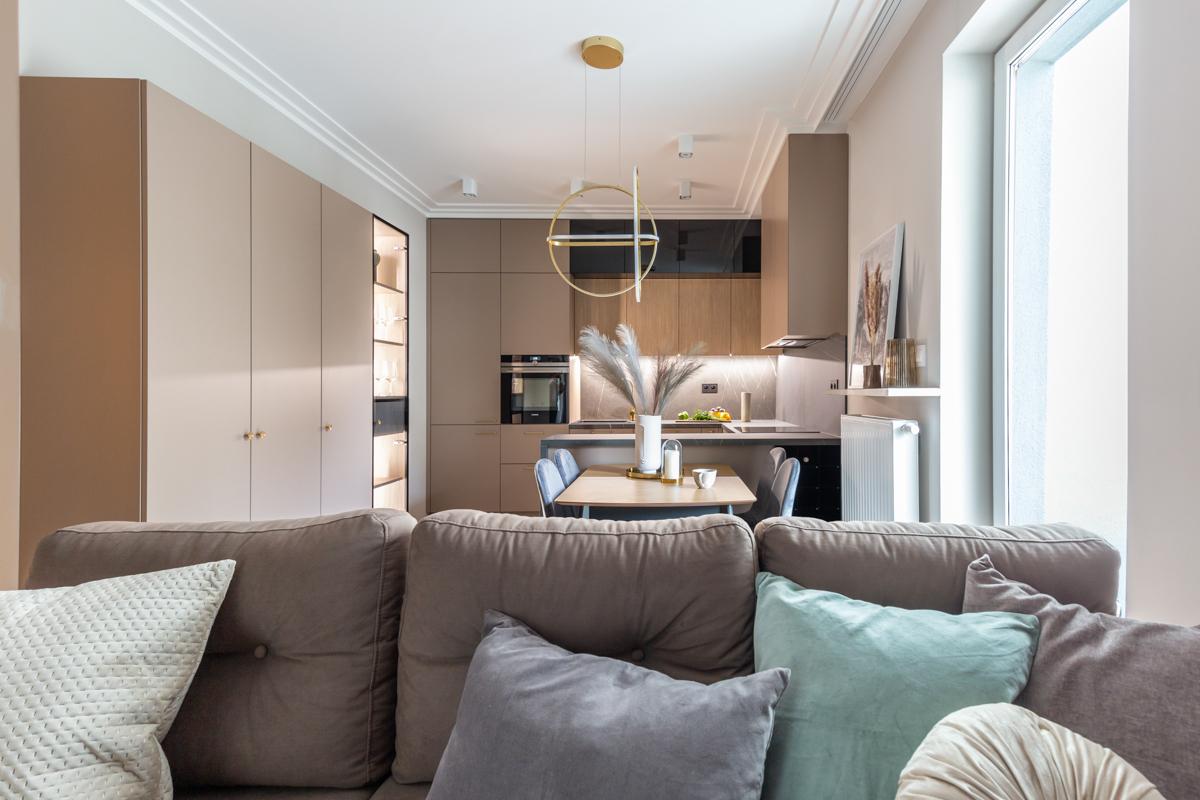 Salon połączony z kuchnią w stylu modern classic