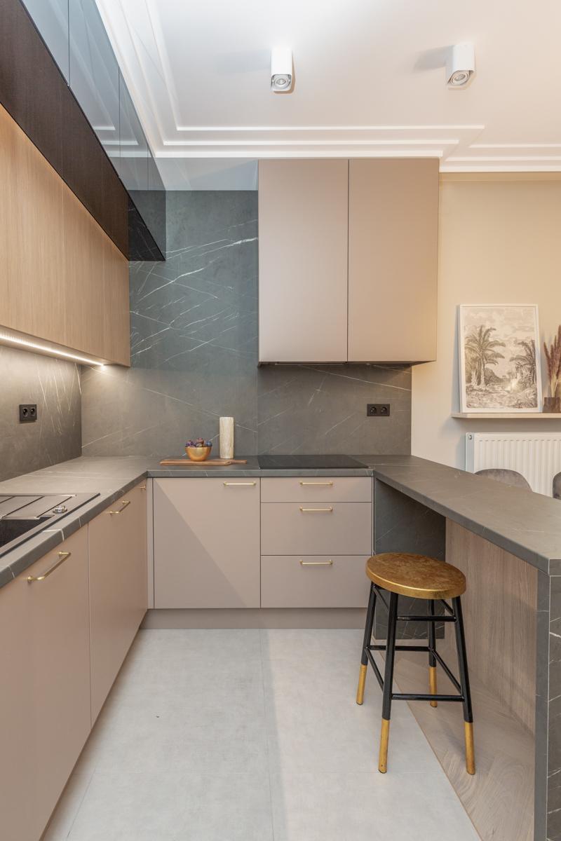 Kuchnia w stylu modern classic projektu pracowni Decoroom