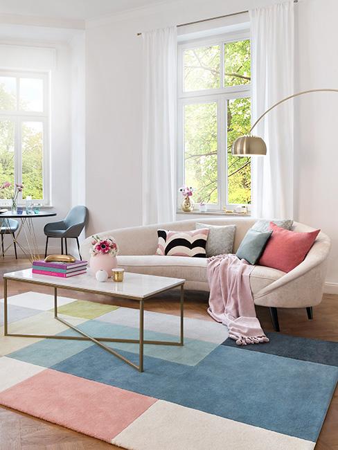 Przestronny salon z kolorowymi akcentami