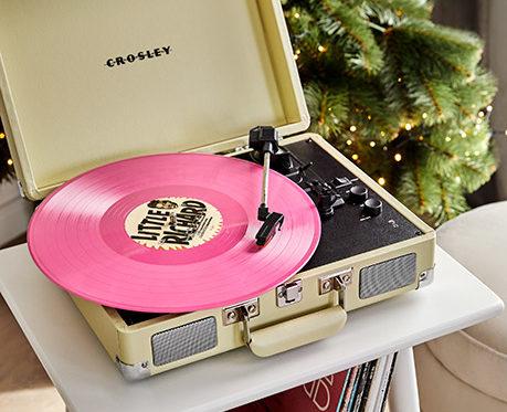 Beżowy gramofon z różową płyta winylową