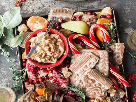 wegańskie święta: Taca pełna słodkich przekąsek i ciasteczek