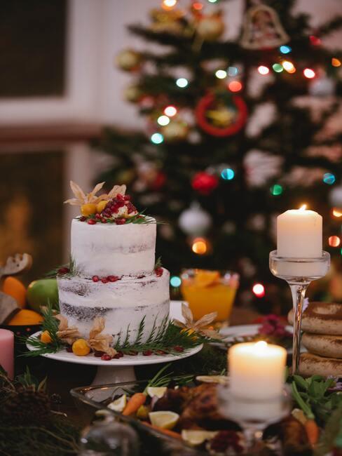 Tort z wegańskich składników na wigilijnym stole, w tle choinka