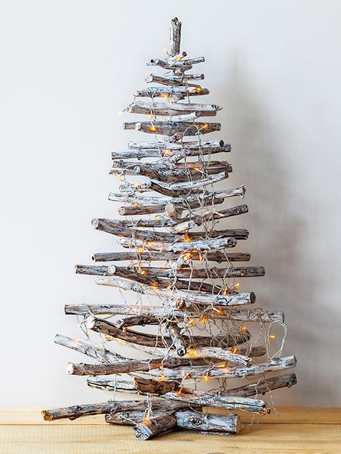 Choinka z patyków z sztucznym śniegiem