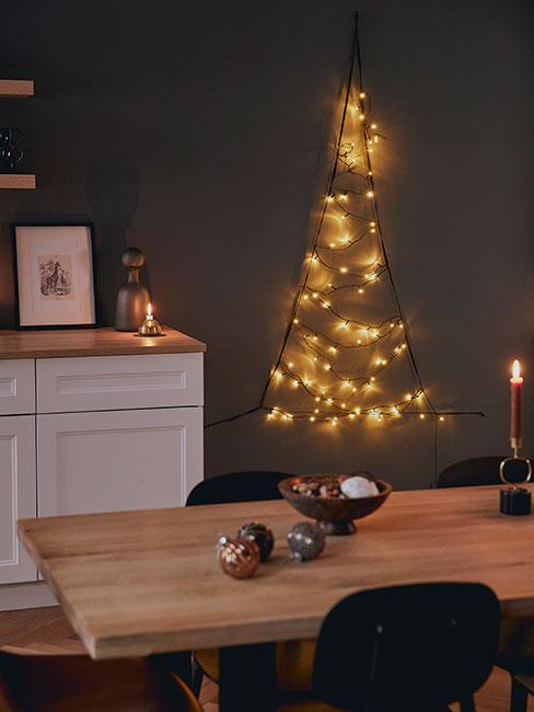 Choinka ze światełek w salonie