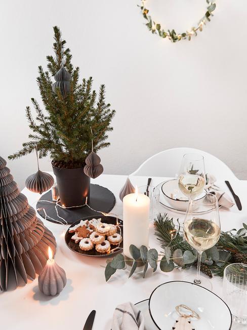 mała stojąca choinka na stole wigilijnym