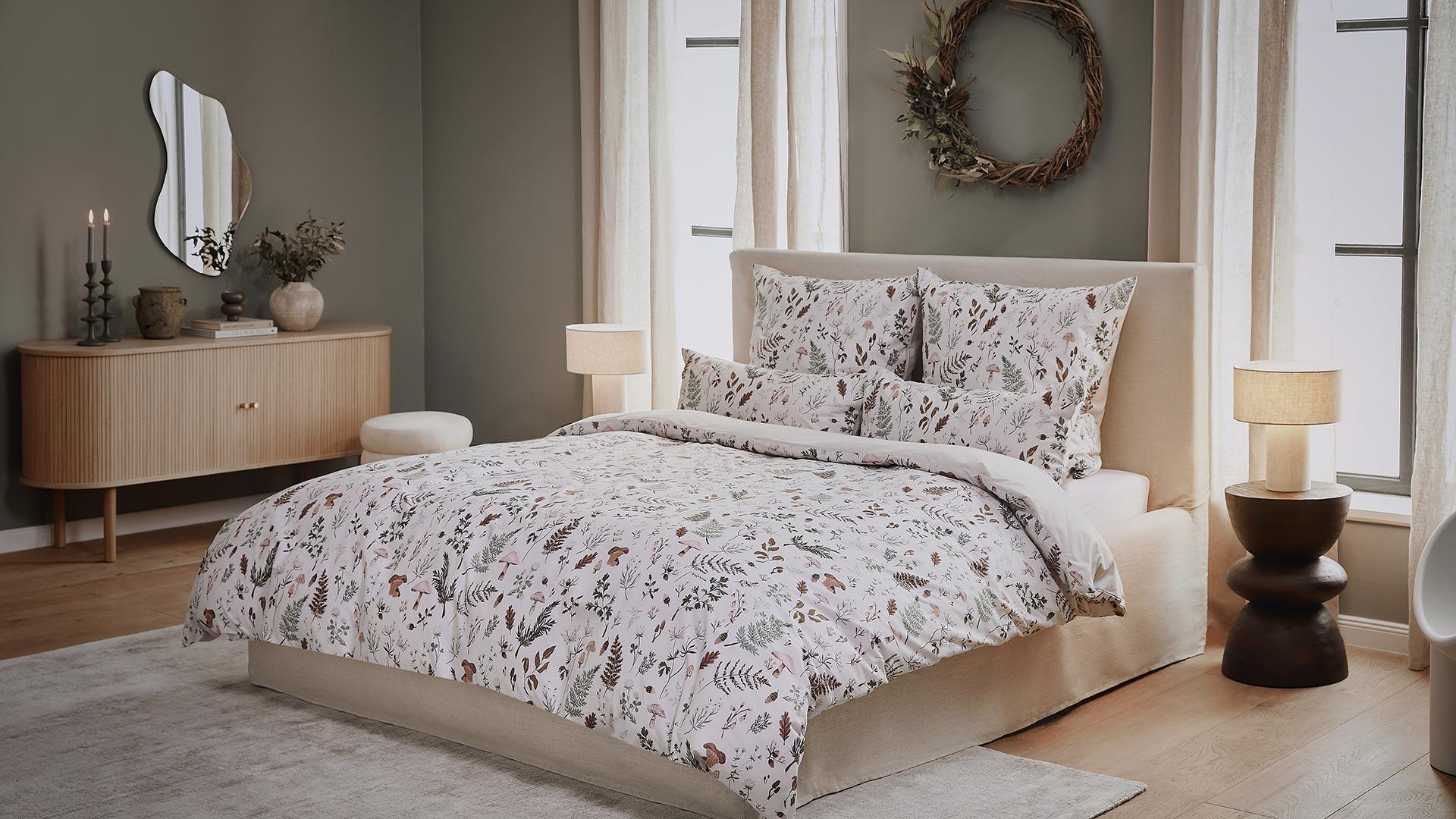 Jasna sypialnia w stylu rustykalnym ze świąteczną pościelą