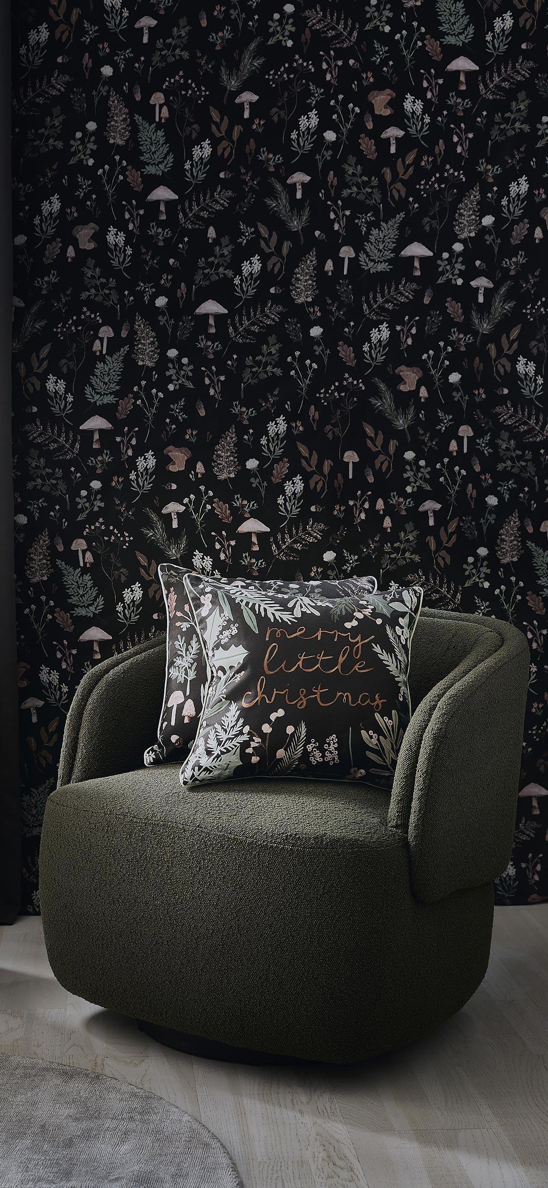 Tło świąteczne na telefon ze zdjęciem ciemnego salonu z zielonym fotelem i czarną tapetą w drobne kwiaty
