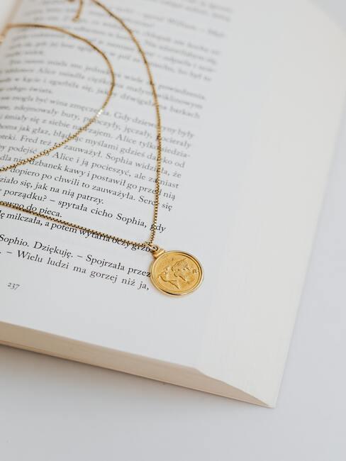 prezenty na święta 2021: Złoty naszyjnik na książke