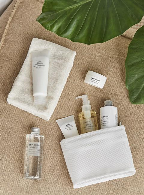 kosmetyki do podróży w małej torebce