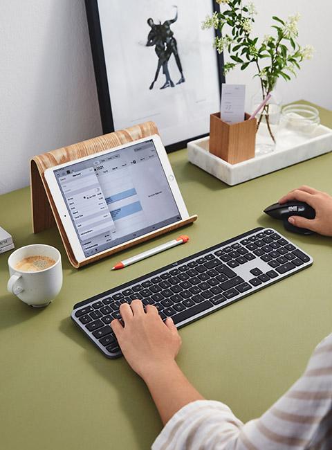 Zbliżenie na tablet na biurku z bezprzewodową klawiaturą