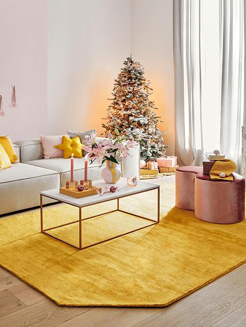Pastelowy salon świąteczny w żółtym i różu