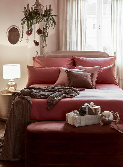 Przytulna sypialnia z pościelą w odcieniach ciemnego różu