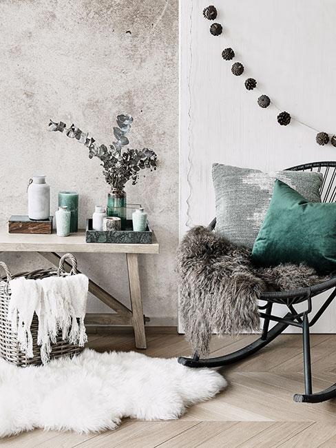 Kącik z czarnym fotelem na biegunach obok ławki z drewna