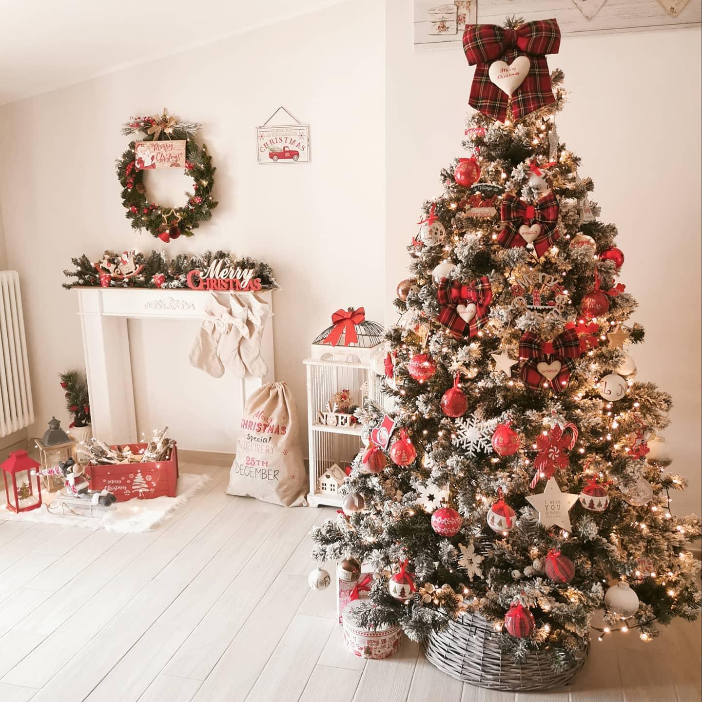 Złoto czerwona choinka obok białego kominka