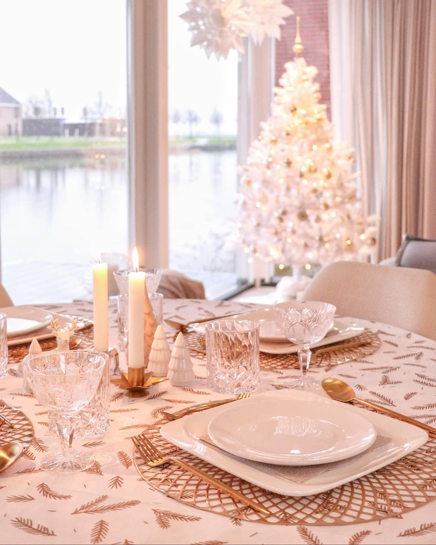 JAsna jadalnia z wigilijnym stołem z białą cjoinką w tle