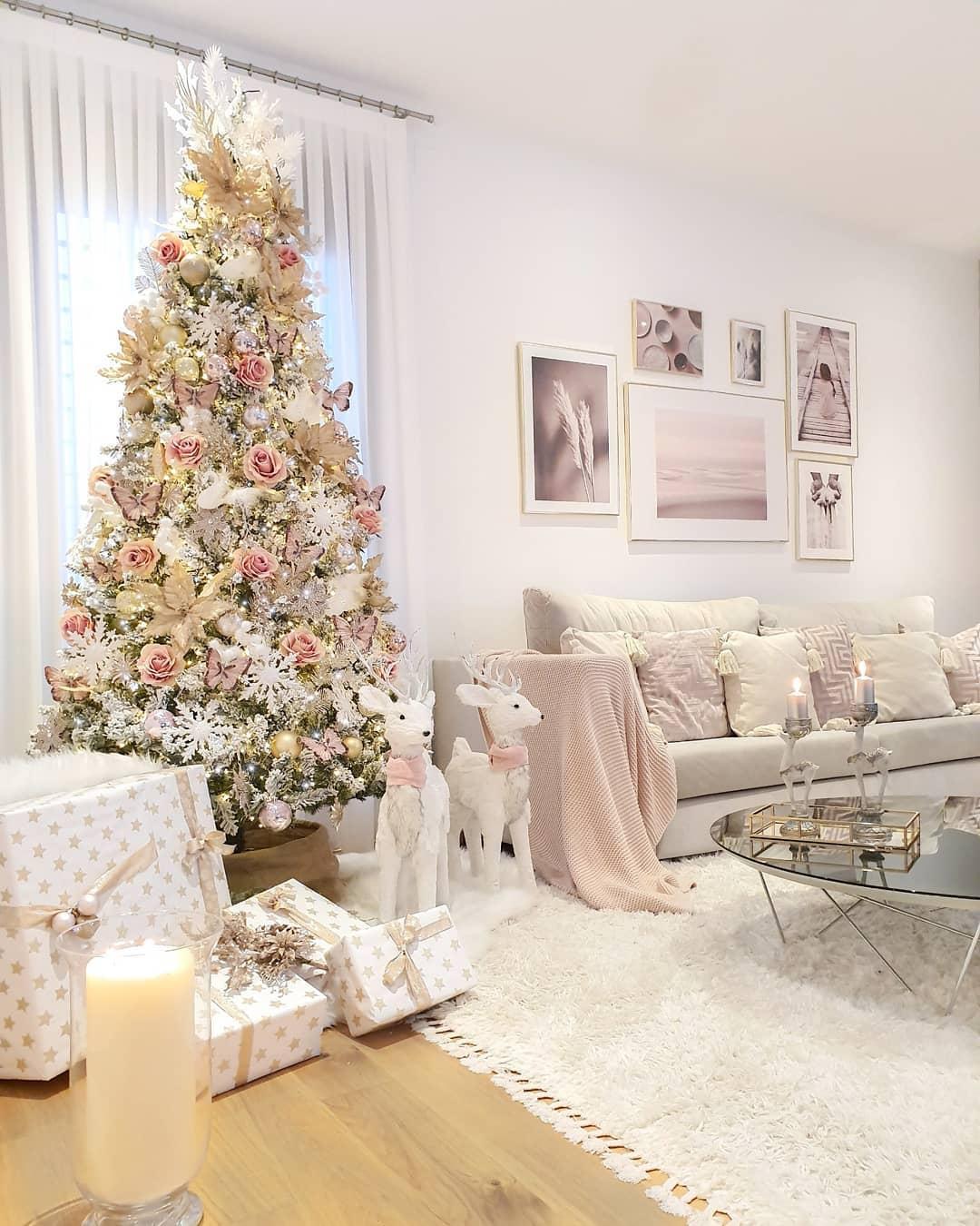 Jasny salon glamour z białą choinką z różowymi ozdobami