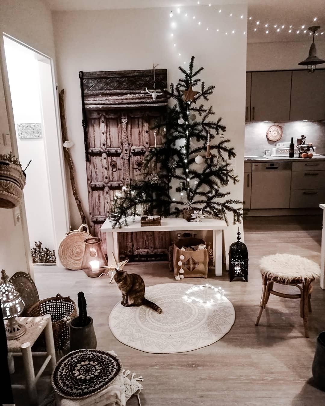 Choinka z gałązek na ścianie w przytulnym holu w stylu boho