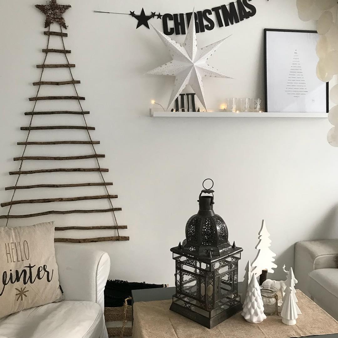 Choinka z patyków w salonie w stylu shabby chic