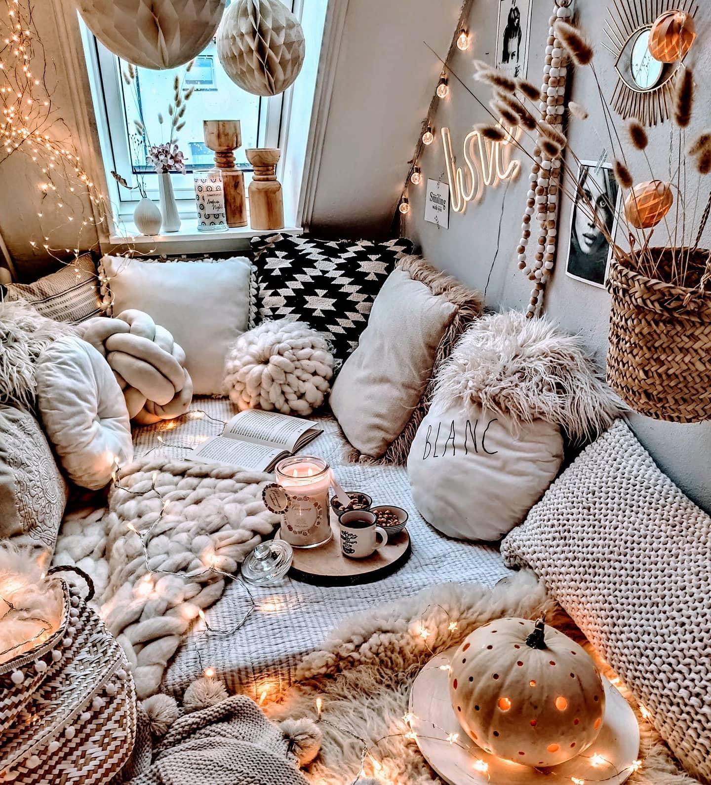 Przytulny kącik w stylu boho udekorowany dekoracjami świątecznymi