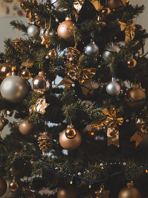 Choinka ozdobiona w bombki w kolorze różowego złota i miedzi