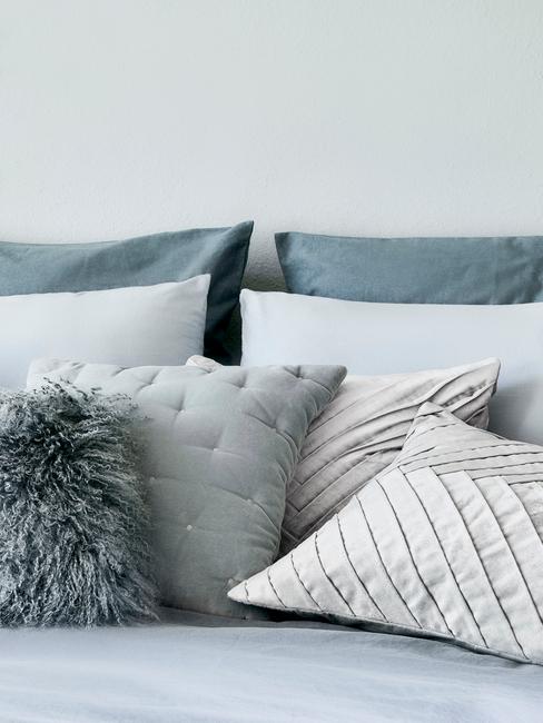 Poduszki dekoracyjne w odcieniach niebieskich i białym