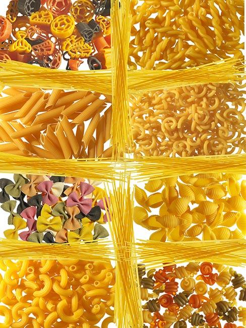 Ułożone rodzajami różne makarony