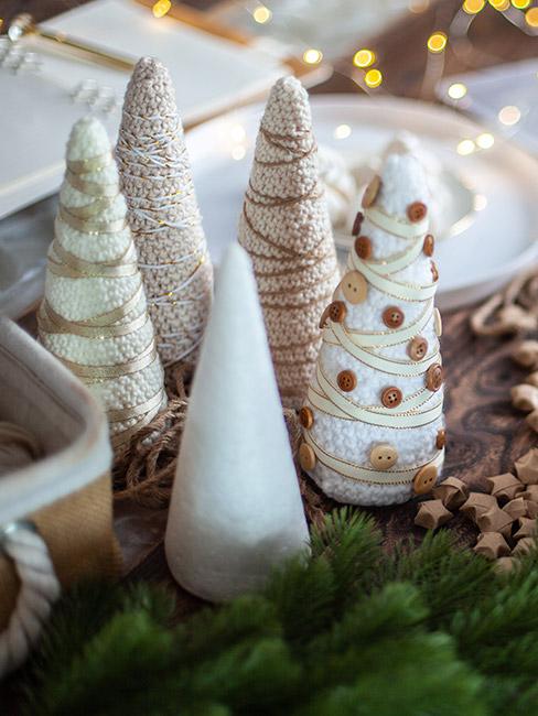 jak zrobić choinkę: Choinki zrobione z papierowego stożka otoczonego sznurkami