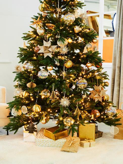 choinka czerwono złota: Choinka z ośnieżonymi sztucznym śniegiem gałązkami, z dekoracjami w kolorze złotym i różowego złota: Choinka z dekoracjami w kolorze złotym i srebrnym, pod choinką prezenty w złotych opakowaniach