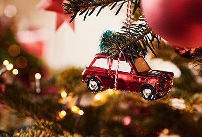 choinka czerwono złota: Ozdoba na choinkę w kształcie czerwonego autka z choinka na dachu