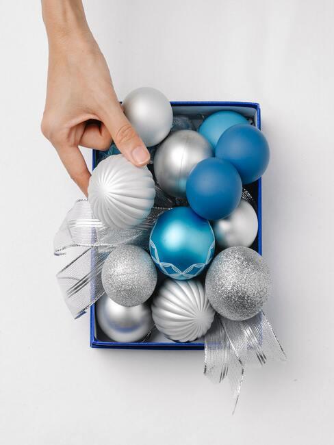 pudełko ze srebrnymi niebieskimi bombkami na choinkę