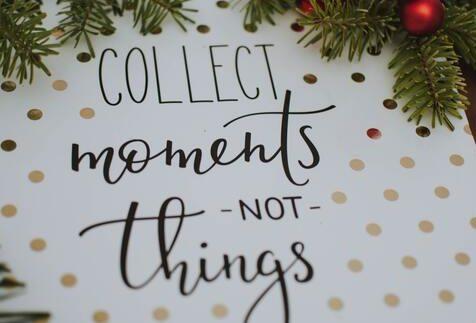 Biała kartka w złote kropki z napisem "kolekcjonuj momenty nie rzeczy"