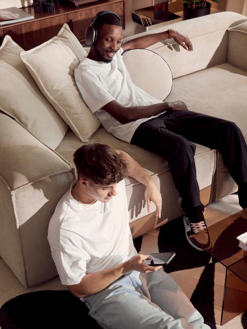 dwóch chłopaków na sofie