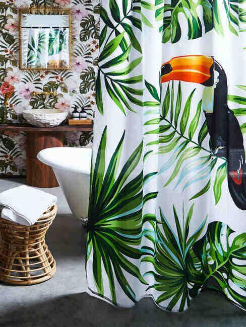 Łazienka z zasłoną prysznicową w motywie liści