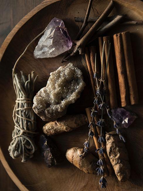 Materiały do okadzania takie jak np biała szałwia ułożone na drewnianej tacy