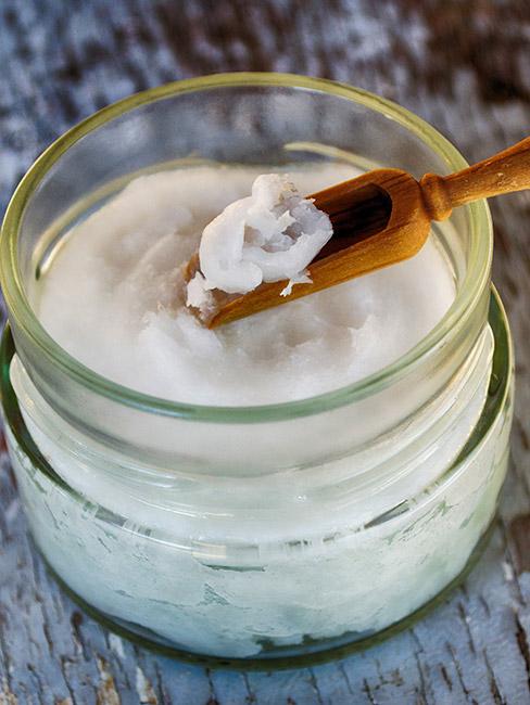 słoiczek białego wosku i mała drewniana szpatułka