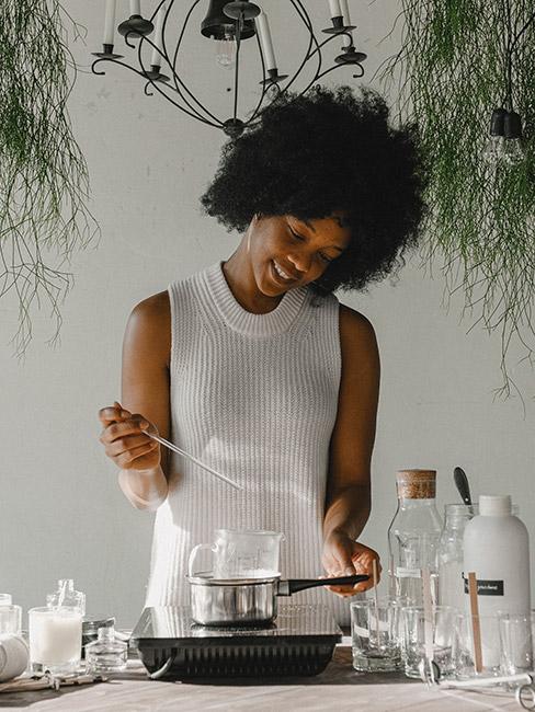 Osoba w białym ubraniu wróżąca z wosku