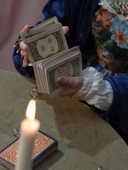 wróżby andrzejkowe: Osoba tasująca karty tarot