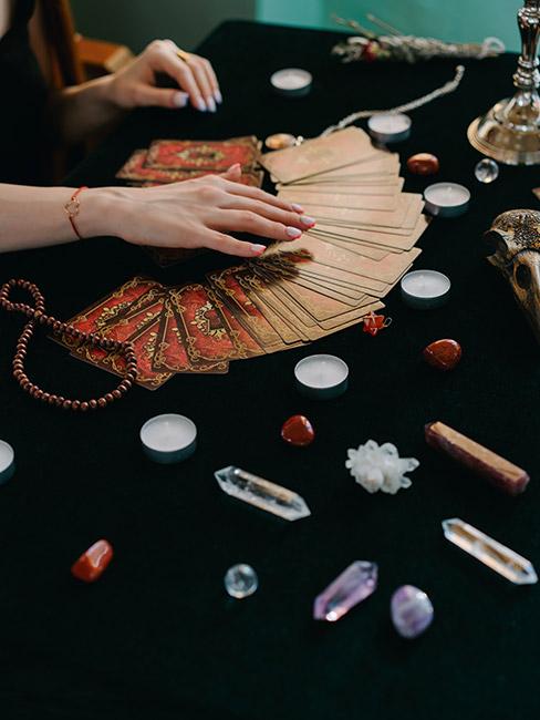 wróżby andrzejkowe: Rozłożone na stole przykrytym czarnym obrusem karty tarot